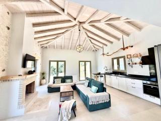 SeaForest Villa, Grand New! 2 km from Beach - 8
