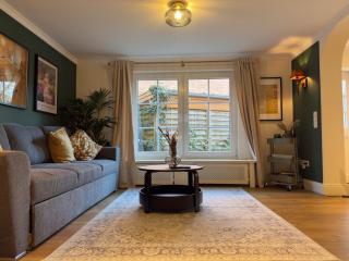 The Forest Green Residence with Garden & Tranquility - 0