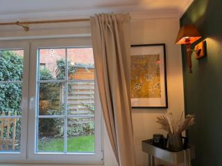 The Forest Green Residence with Garden & Tranquility - 9