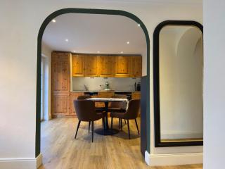 The Forest Green Residence with Garden & Tranquility - 7