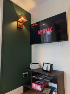 The Forest Green Residence with Garden & Tranquility - 4