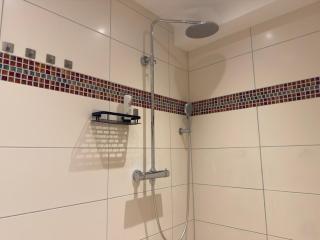 The Forest Green Residence with Garden & Tranquility - 1