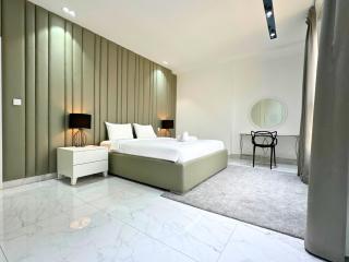 STYLISH 2 BEDROOM SERVICE APARTMENT with SEA VIEW - 4