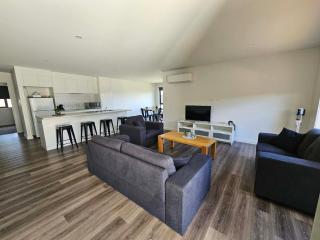 George Town Villa - Outdoor Alfresco - aircon FREE WIFI - Central location near MTB Trails - 7