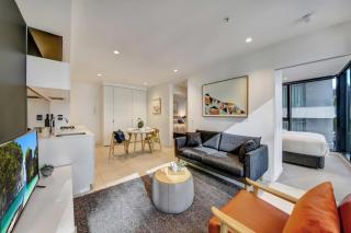 Spacious & Cozy 2BR Apt in Prime Location - 5