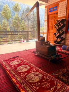 Clovee's Rooms and Cafe - 1