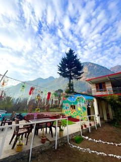 Clovee's Rooms and Cafe - 8