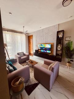 Modern Private En-Suite Room with Pool & In-Room TV - 0