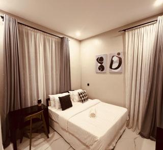 Modern Private En-Suite Room with Pool & In-Room TV - 1