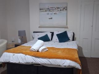 Serene Southampton Apartment with 3 Bedrooms - 9