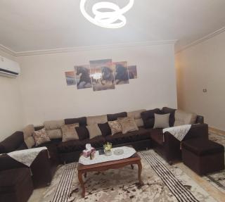 شقه مفروشه فرش فندقي مكيفه بالكامل غرفتين و حمام بمدينة نصر - 0