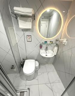 B Corner Hotel Bistro - 2