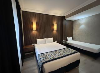 B Corner Hotel Bistro - 3