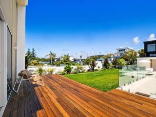 Karewa Luxury Escape Heated Pool Spa and beach - 4