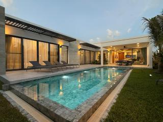 Newly built private Quinta Lane 4br pool villa - 0