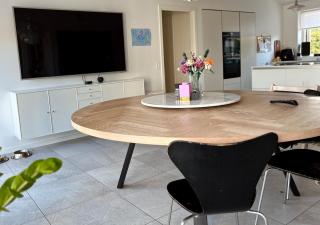 Modern Spacious City Family Retreat Garden - 8