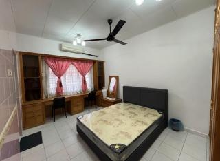 Spacious Private 4-Bedroom Home in Tambun - 4