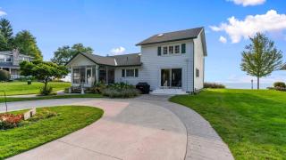 Bayfield Lakefront Retreat • Hot Tub • Sunset View - 9