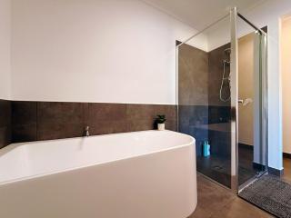 Modern Geelong Escape with EV Charger - Geometry - 7