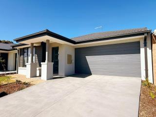 Modern Geelong Escape with EV Charger - Geometry - 1