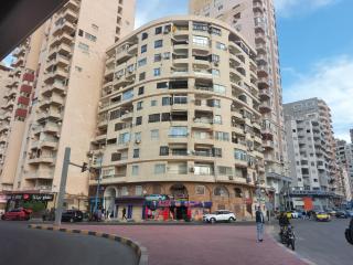 شقة 110م على البحر مباشرا سيدى بشر مكيفة - 8