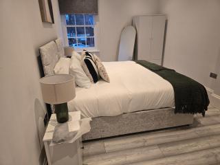 Apartment - Sleeps 6 & Near Station - 8