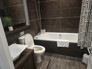 Apartment - Sleeps 6 & Near Station - 7