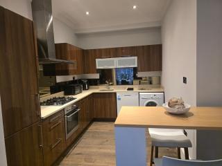 Apartment - Sleeps 6 & Near Station - 2