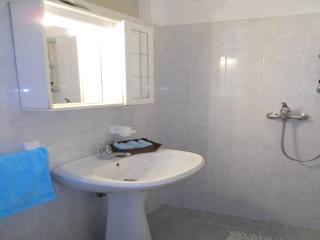 Modern flat with terrace-Beahost - 3