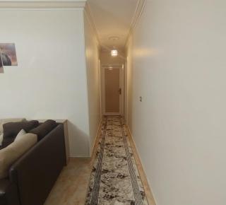 غرفتين و صاله مكيفه بالكامل و حمام و مطبخ مجهز بالكامل - 0