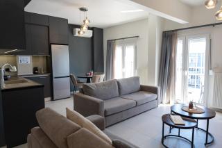 Above It All Bright & Modern Top Floor Apartment - 1min from Metro - 2