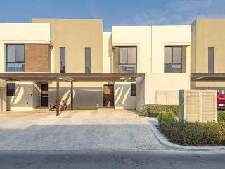 Awesome Townhouse - Yas Island - Near to Formula 1, Ferrari World, Warner Bros, Sea World - Designer's Choice - 0