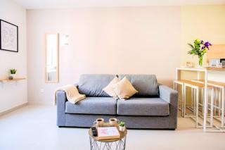 Idéal PRO & Couple - 2 Logements Thème Boho Chic RDC & Dandy 1er étage - Quartier Calme - Jardin - WIFI HD - Smart TV - Parking Gratuit - Proche Centre & Transports - Ask Home - 1