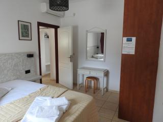 Birds Villa Apartments with Heated Pool - Including Car and Breakfast - 4