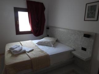Birds Villa Apartments with Heated Pool - Including Car and Breakfast - 2