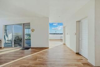 2BR2BA Condo w/ Pool, Gym & Balcony @ Palm Beach - 2