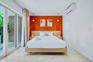 Chic Boho Huge Poolside 1 Bedroom Suite - Steps from The Beach Escape & Garden View - 5