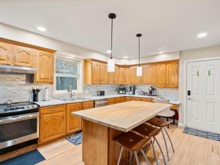 SKI HOUSE Best Location 1Gbps pool table foosball - 1