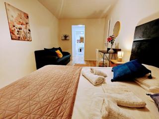 LIVE INN 2-bedroom apartment with Private Garden, Parking, Gym, Game room HG - 7