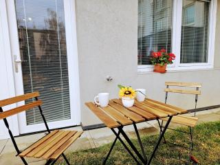 LIVE INN 2-bedroom apartment with Private Garden, Parking, Gym, Game room HG - 2