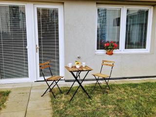 LIVE INN 2-bedroom apartment with Private Garden, Parking, Gym, Game room HG - 1