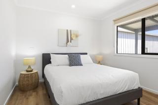 Spacious 2-Bedroom with Private Parking Access - 4