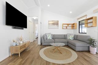 Spacious 2-Bedroom with Private Parking Access - 3