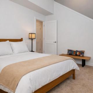 Scandinavian 72 Vantage Condo - 1