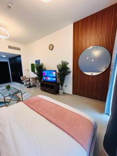 Luxury Studio Apartment In Dubai Marina - 1