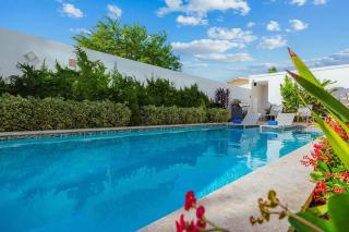 Luxury 2BR Condo w/Pool, Rooftop, GYM @ Palm Beach - 0