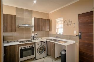 Modern 2-Bedroom Apartment Secure Comfortable - 5