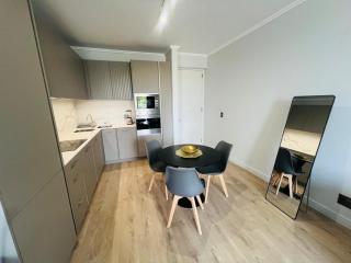 The Modern Manor - Premium Private Apartments with Balcony at Ellipse Waterfall - 5