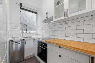 Chapel view Midcentury St Kilda, 1 Queen bedroom - 7