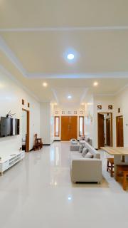 Guest House Griya Mundu Baru Kerten - 0